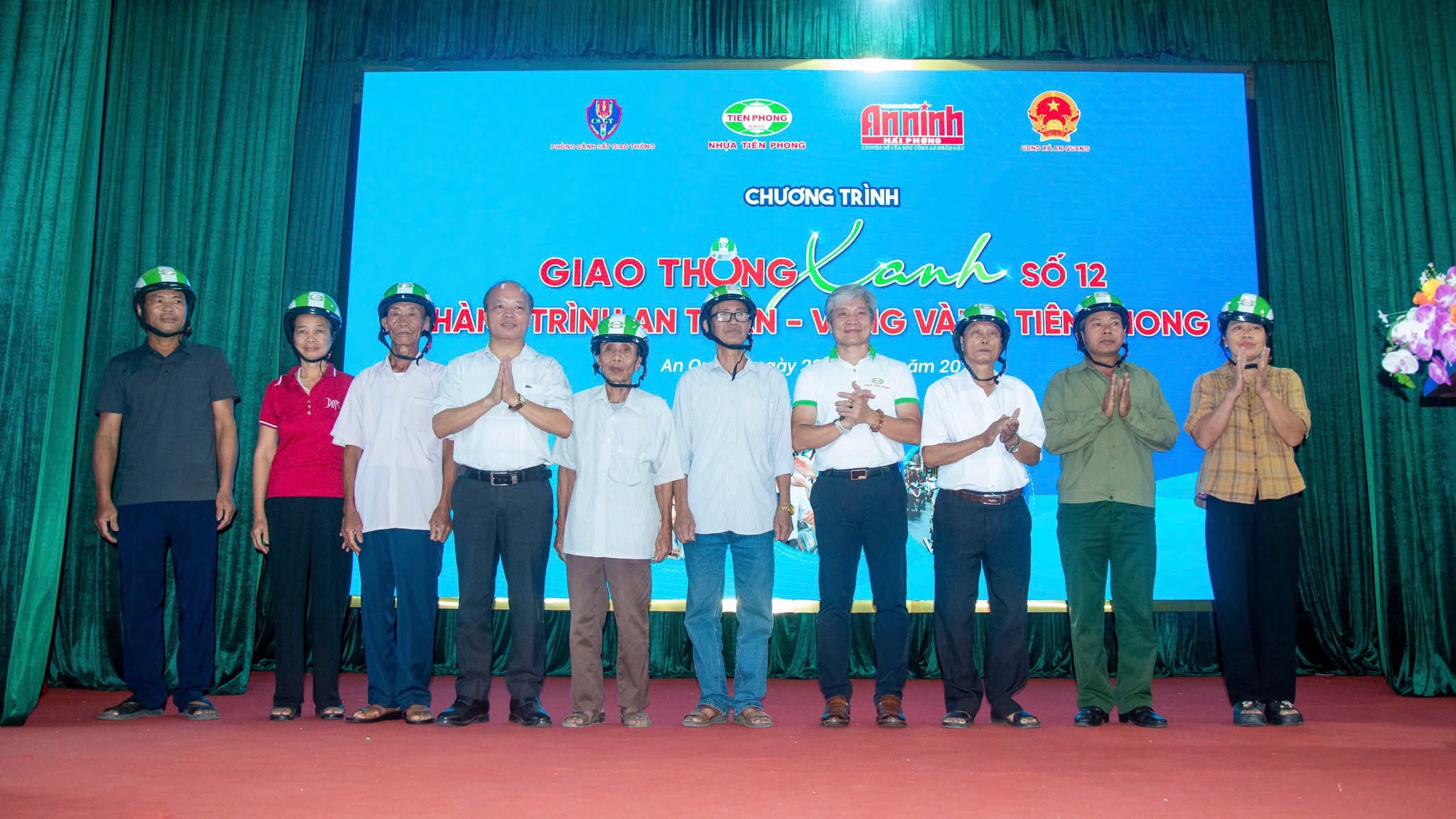 HƠN 6.000 MŨ BẢO HIỂM ĐÃ ĐƯỢC TRAO TẶNG CHO NGƯỜI DÂN SAU 2 THÁNG TRIỂN KHAI CHƯƠNG TRÌNH GIAO THÔNG XANH